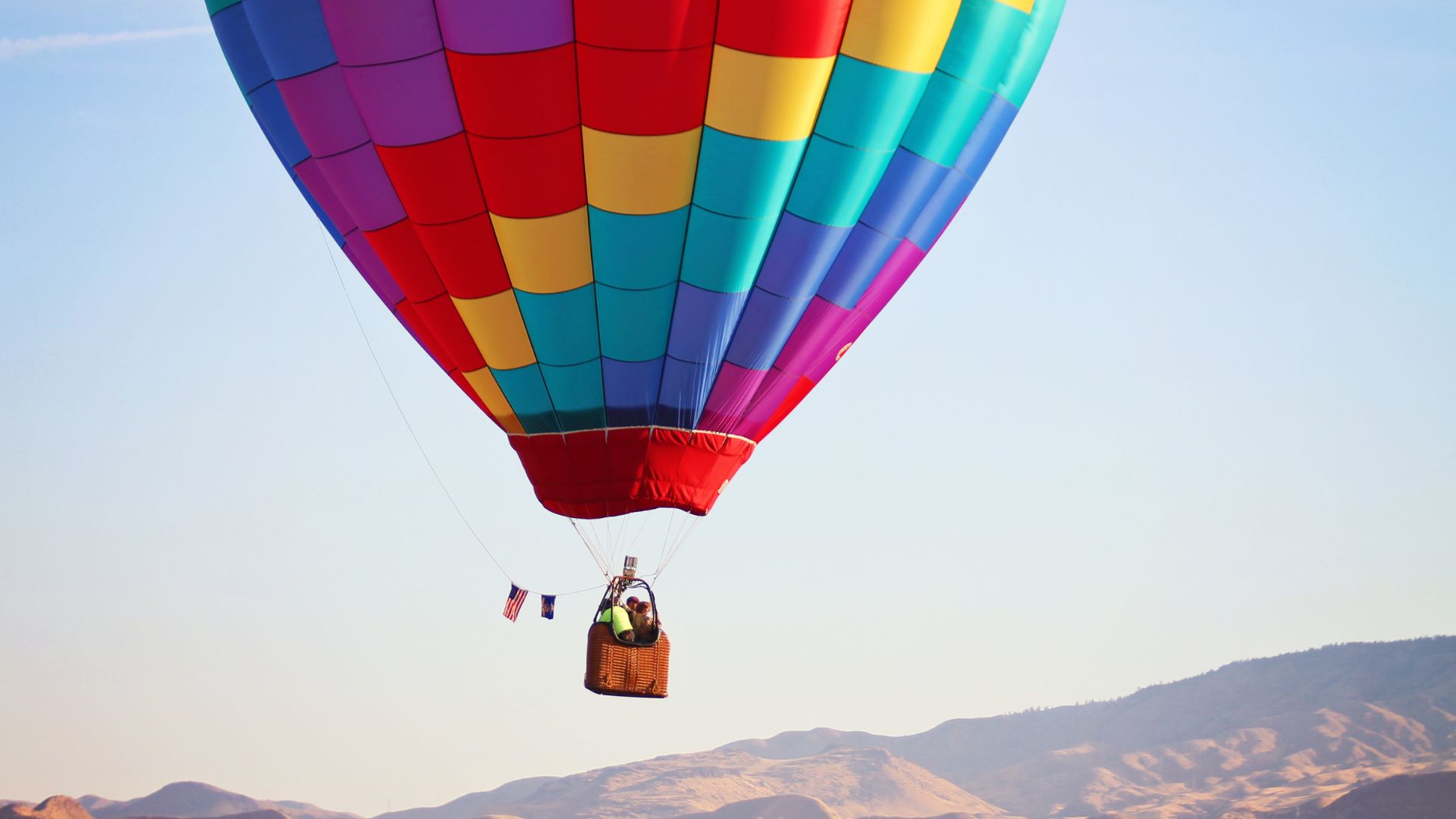 Romantic Anniversary Date Ideas For Couples Ride in a Hot Air Balloon